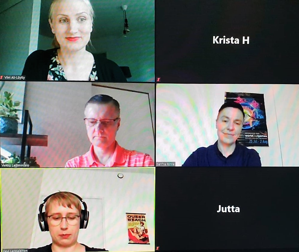 Kuvassa Sateenkaaritanssijat ry:n paneelikeskustelun "Sateenkaaritanssijat kisalattioilla" puhujat, juontaja sekä tekniset avustajat ruudukossa Zoom-yhteydessä.